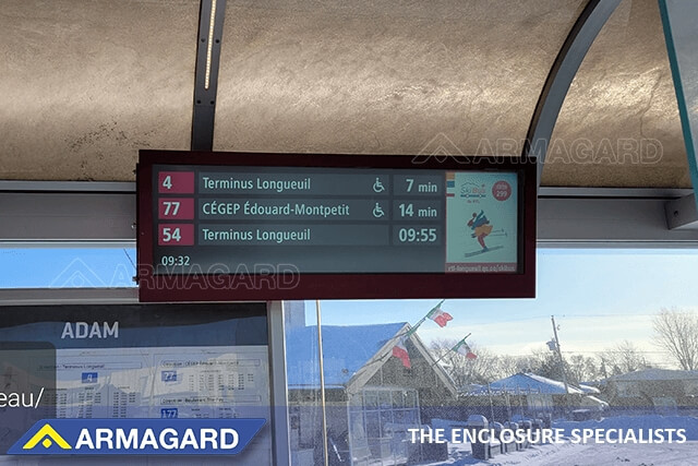 Panel de salidas en formato alargado para señalización digital exterior para estaciones de tren