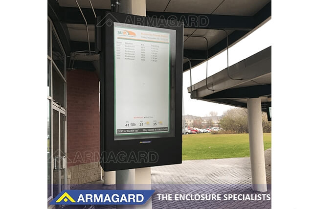 Señalización digital exterior para paradas de autobús en formato vertical en una estación de EE. UU.