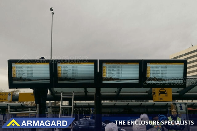 Señalización digital para aeropuertos resistente a la intemperie de Armagard instalada en el aeropuerto de Schiphol