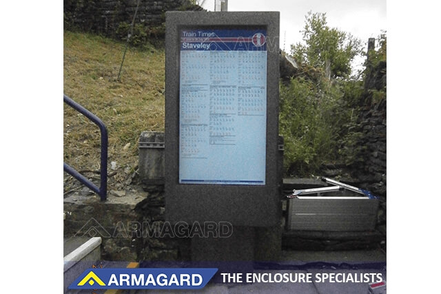 Tótem de Armagard para señalización digital exterior para estaciones de tren destinado a Network Rail